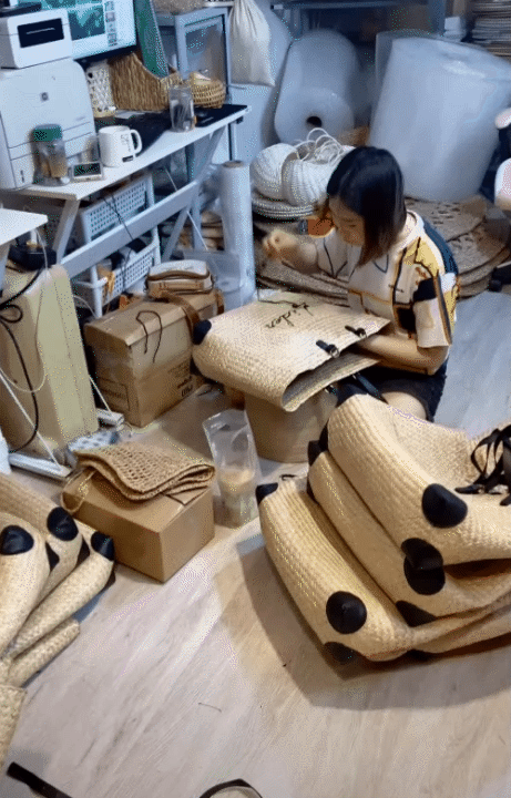 Mẹ 9X Th&aacute;i B&igrave;nh từ bỏ c&ocirc;ng việc lương cao để khởi nghiệp với sản phẩm thủ c&ocirc;ng truyền thống - Ảnh 1.