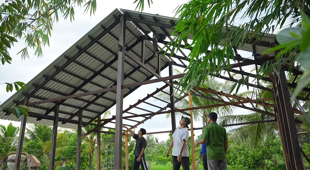 L&ecirc; Tuấn Khang x&acirc;y nh&agrave; ri&ecirc;ng lợp t&ocirc;n sau 4 năm nổi tiếng, chiếc cầu thang dẫn l&ecirc;n trần nh&agrave; g&acirc;y x&ocirc;n xao: D&ugrave;ng để đi đ&acirc;u vậy?- Ảnh 2.