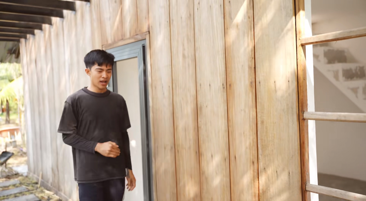 L&ecirc; Tuấn Khang x&acirc;y nh&agrave; ri&ecirc;ng lợp t&ocirc;n sau 4 năm nổi tiếng, chiếc cầu thang dẫn l&ecirc;n trần nh&agrave; g&acirc;y x&ocirc;n xao: D&ugrave;ng để đi đ&acirc;u vậy?- Ảnh 11.