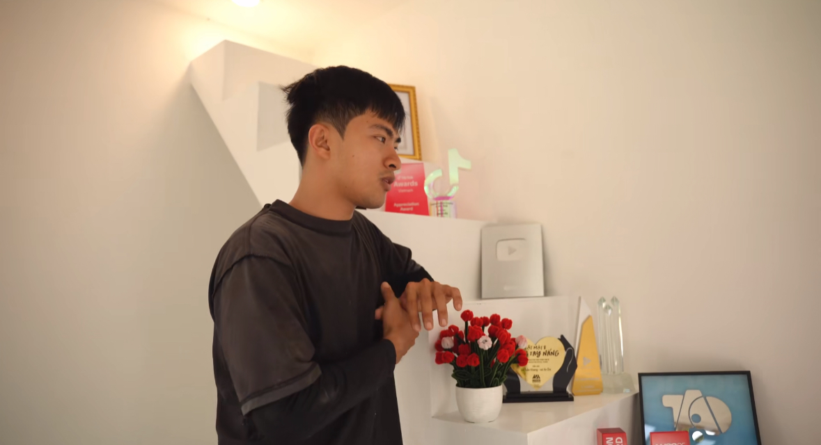 L&ecirc; Tuấn Khang x&acirc;y nh&agrave; ri&ecirc;ng lợp t&ocirc;n sau 4 năm nổi tiếng, chiếc cầu thang dẫn l&ecirc;n trần nh&agrave; g&acirc;y x&ocirc;n xao: D&ugrave;ng để đi đ&acirc;u vậy?- Ảnh 9.