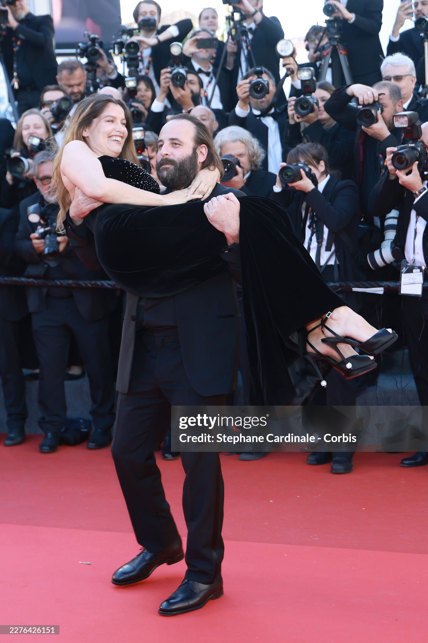 Thảm đỏ Cannes ng&agrave;y 4: "Thi&ecirc;n thần nội y" giấu bụng bầu, BamBam (GOT7) để t&oacute;c bổ luống bị d&igrave;m tơi tả- Ảnh 8.