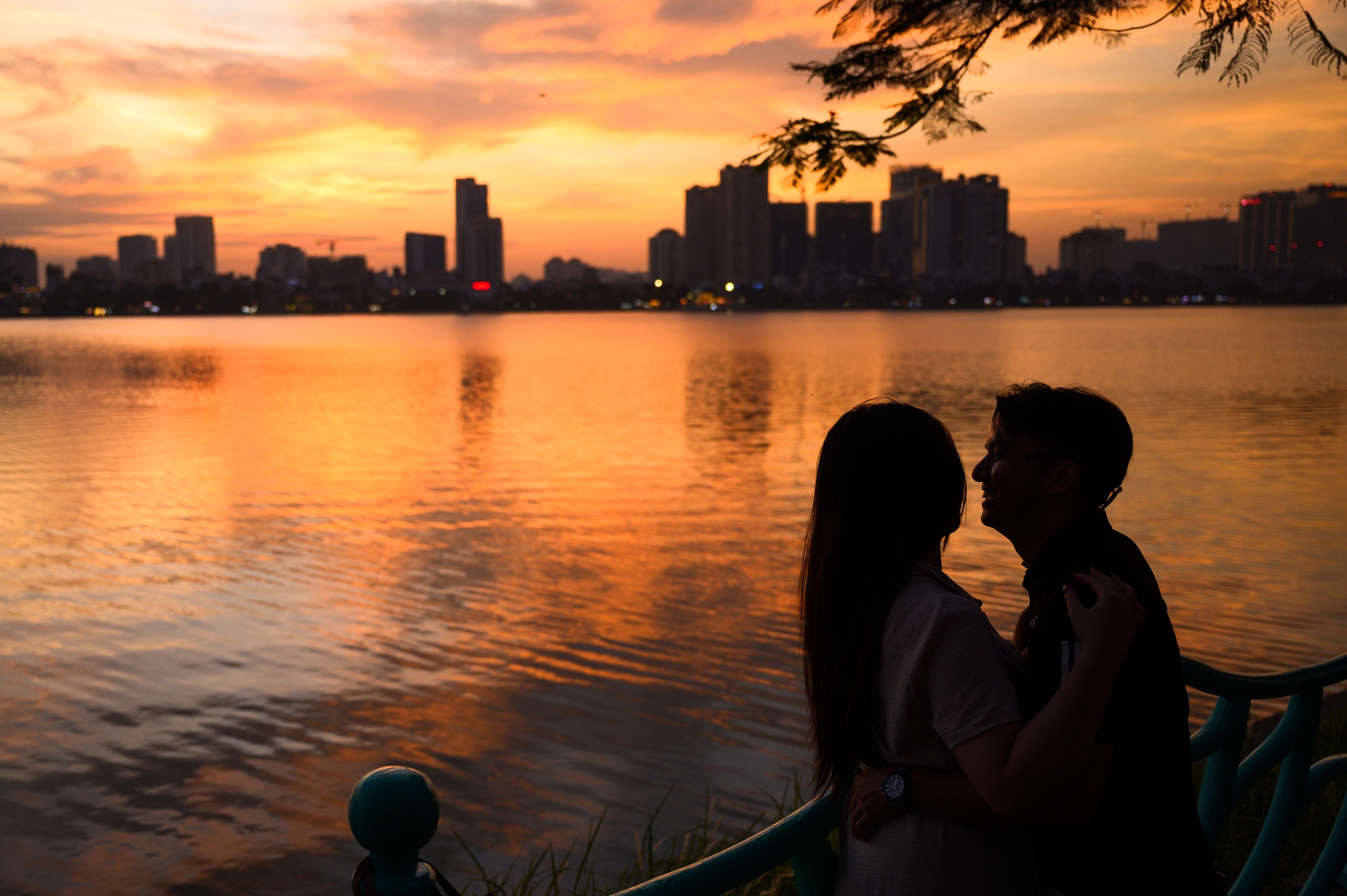 Cảnh tượng kh&oacute; tin ở Hồ T&acirc;y chiều th&aacute;ng 5 đang khiến mạng x&atilde; hội &ldquo;ph&aacute;t sốt&rdquo;- Ảnh 8.