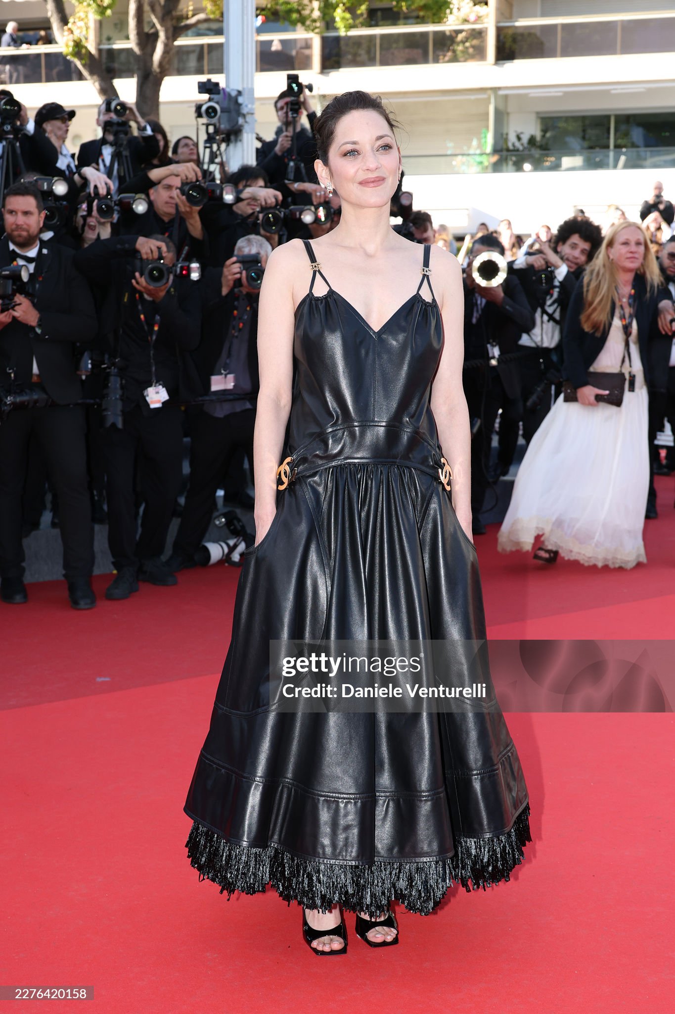 Thảm đỏ Cannes ng&agrave;y 4: "Thi&ecirc;n thần nội y" giấu bụng bầu, BamBam (GOT7) để t&oacute;c bổ luống bị d&igrave;m tơi tả- Ảnh 37.