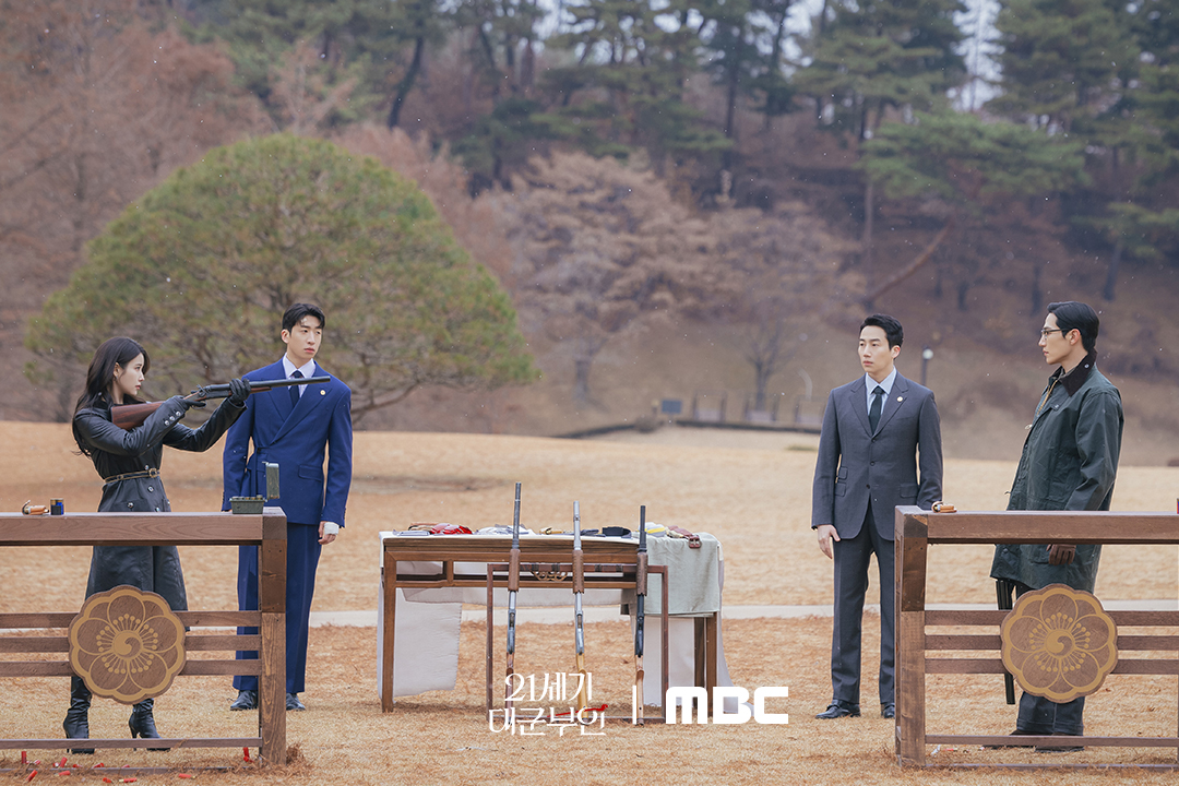 Perfect Crown tập 11: Byeon Woo Seok ch&iacute;nh thức l&ecirc;n ng&ocirc;i vua, IU chĩa sũng v&agrave;o kẻ mưu hại chồng m&igrave;nh- Ảnh 8.