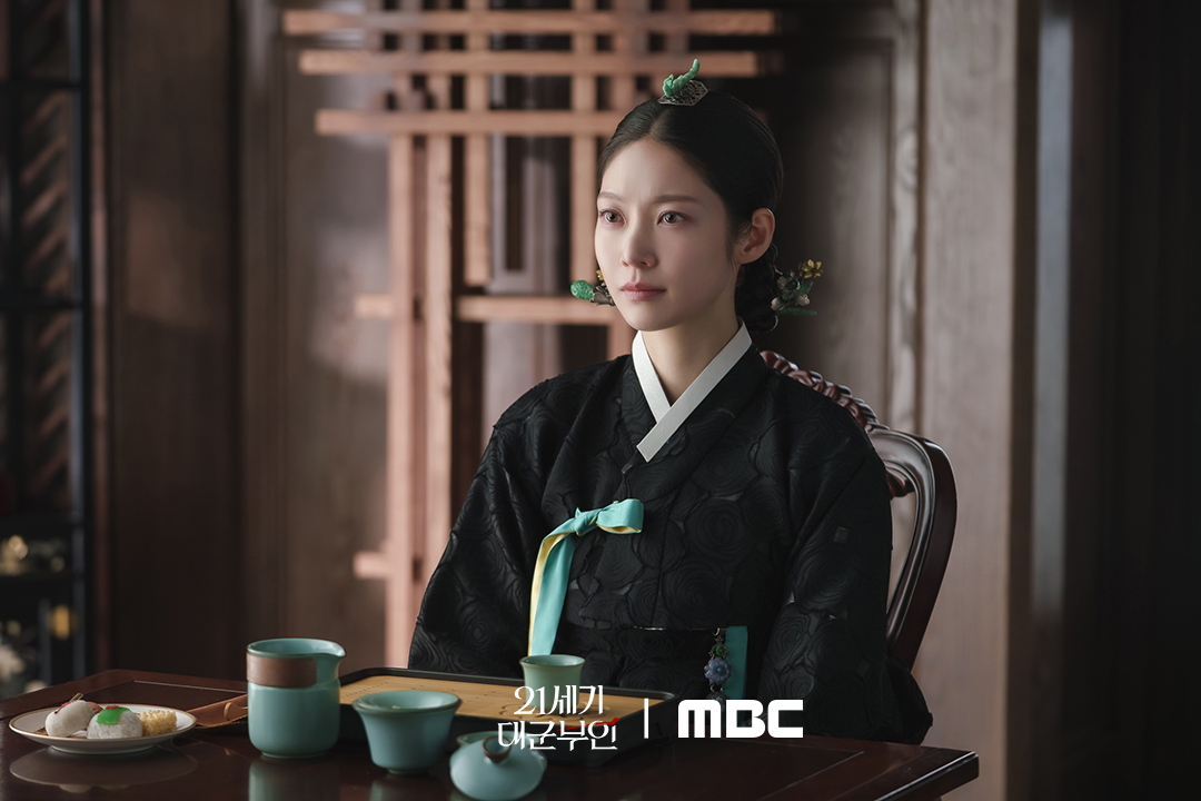 Perfect Crown tập 11: Byeon Woo Seok ch&iacute;nh thức l&ecirc;n ng&ocirc;i vua, IU chĩa sũng v&agrave;o kẻ mưu hại chồng m&igrave;nh- Ảnh 5.