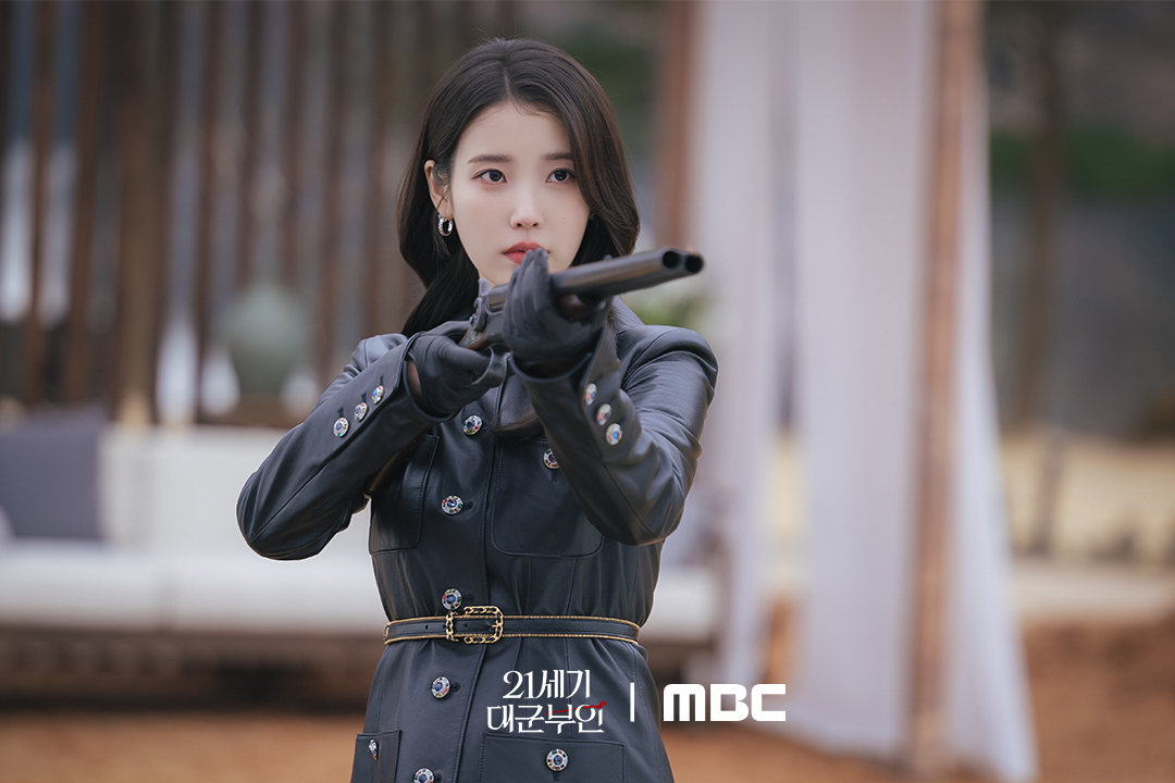 Perfect Crown tập 11: Byeon Woo Seok ch&iacute;nh thức l&ecirc;n ng&ocirc;i vua, IU chĩa sũng v&agrave;o kẻ mưu hại chồng m&igrave;nh- Ảnh 7.
