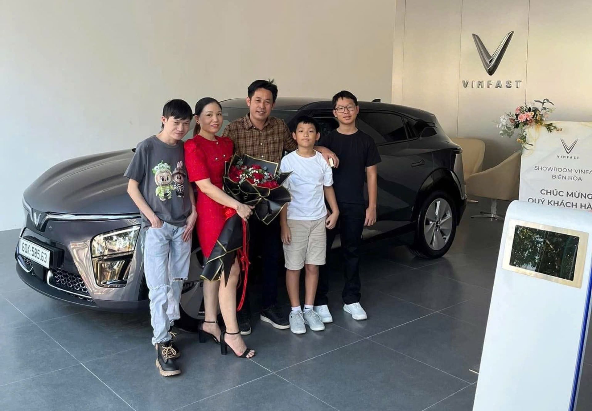 Kiến tr&uacute;c sư n&oacute;i thẳng sau khi d&ugrave;ng VinFast VF 7: &ldquo;T&ocirc;i kh&ocirc;ng c&oacute; nhu cầu mua xe xăng nữa&rdquo; - Ảnh 1.