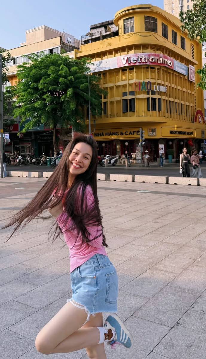 Đẳng cấp nhan sắc kh&ocirc;ng chỉnh sửa của mỹ nh&acirc;n Vbiz: 45 tuổi khoe da n&acirc;u, d&aacute;ng nuột, mặt kh&ocirc;ng thấy điểm n&agrave;o l&atilde;o ho&aacute;- Ảnh 8.
