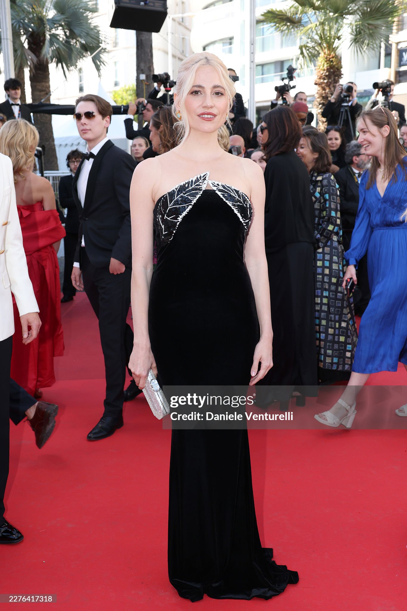 Thảm đỏ Cannes ng&agrave;y 4: "Thi&ecirc;n thần nội y" giấu bụng bầu, BamBam (GOT7) để t&oacute;c bổ luống bị d&igrave;m tơi tả- Ảnh 40.