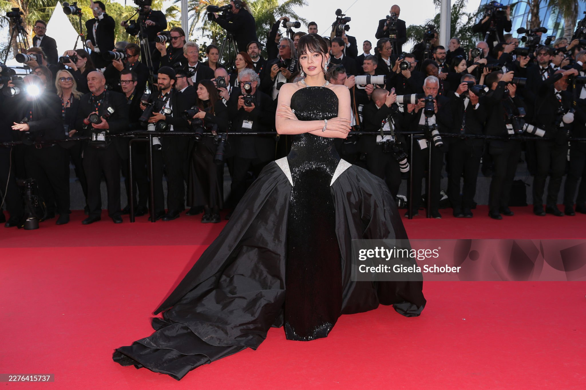 Thảm đỏ Cannes ng&agrave;y 4: "Thi&ecirc;n thần nội y" giấu bụng bầu, BamBam (GOT7) để t&oacute;c bổ luống bị d&igrave;m tơi tả- Ảnh 27.