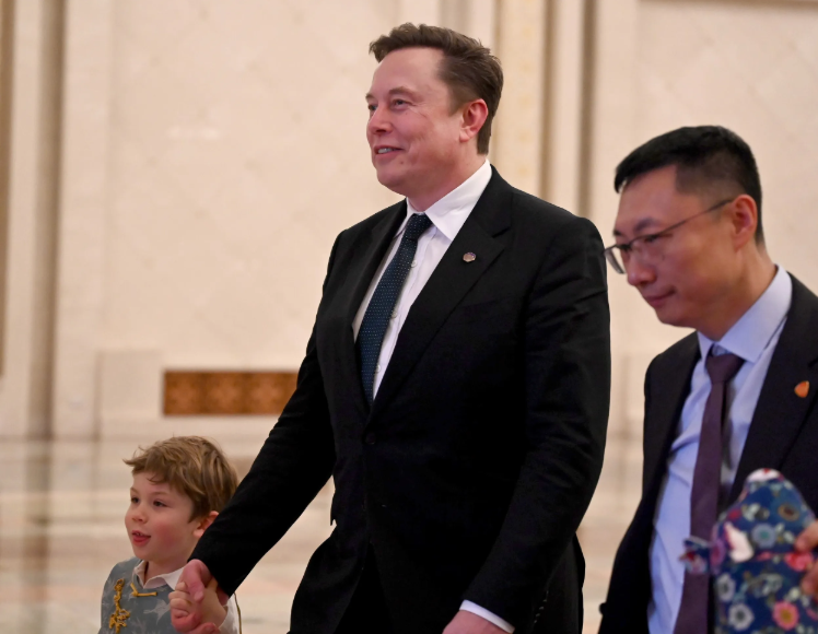 Đang viral: Em b&eacute; 6 tuổi X &AElig; A-Xii Musk cực đ&aacute;ng y&ecirc;u khi được bố dắt theo c&ocirc;ng t&aacute;c tại hội nghị thượng đỉnh Bắc Kinh- Ảnh 3.