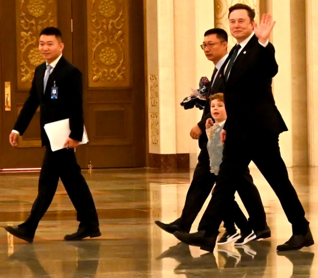 Đang viral: Em b&eacute; 6 tuổi X &AElig; A-Xii Musk cực đ&aacute;ng y&ecirc;u khi được bố dắt theo c&ocirc;ng t&aacute;c tại hội nghị thượng đỉnh Bắc Kinh- Ảnh 1.