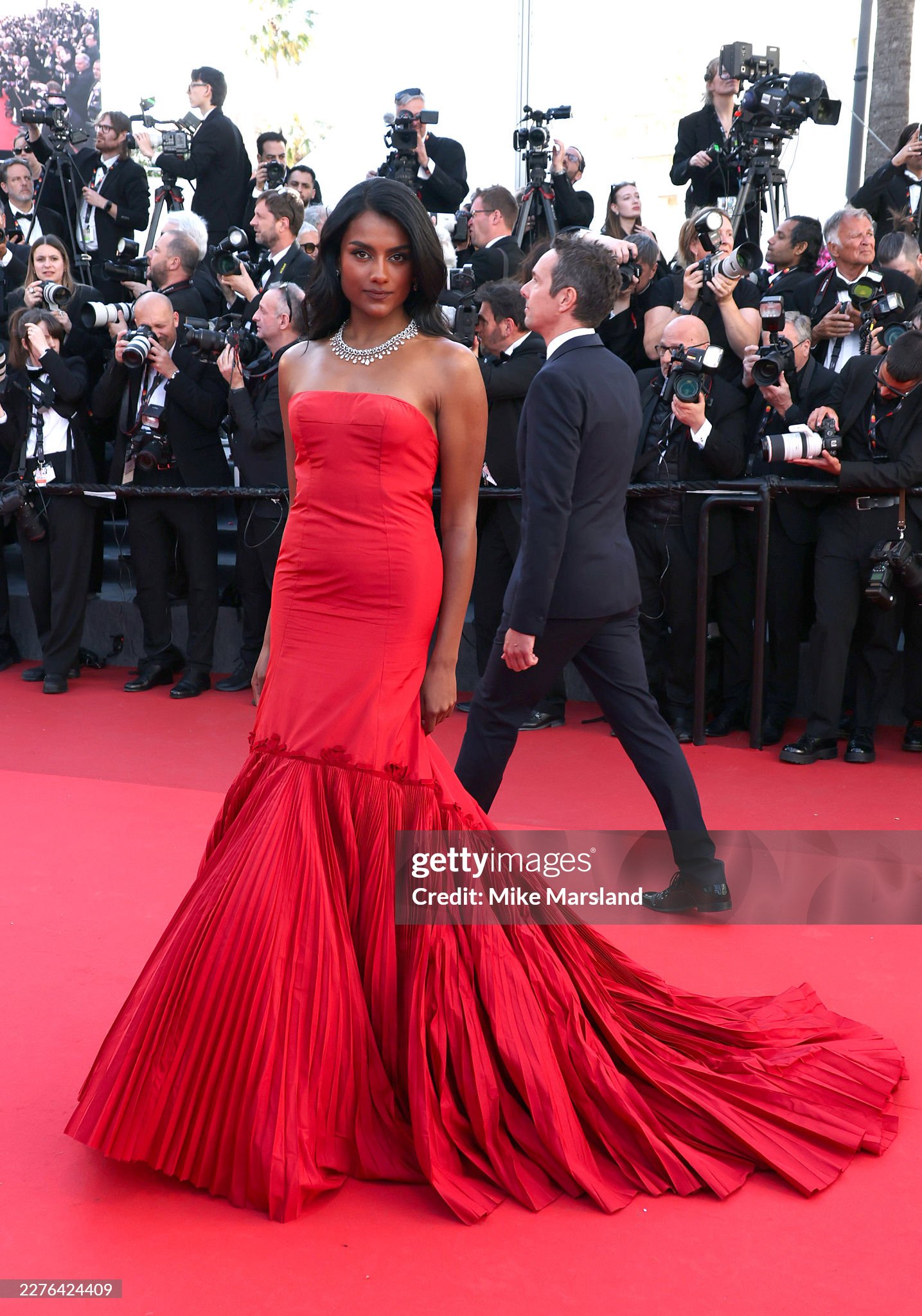 Thảm đỏ Cannes ng&agrave;y 4: "Thi&ecirc;n thần nội y" giấu bụng bầu, BamBam (GOT7) để t&oacute;c bổ luống bị d&igrave;m tơi tả- Ảnh 44.