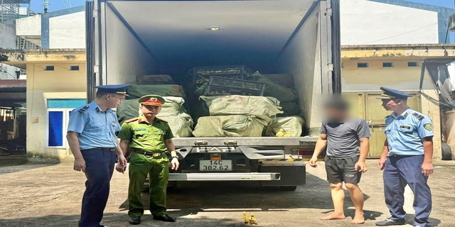 Ph&aacute;t hiện xe tải m&agrave;u x&aacute;m lạ, c&ocirc;ng an Việt Nam lập tức theo d&otilde;i gi&aacute;m s&aacute;t- Ảnh 1.