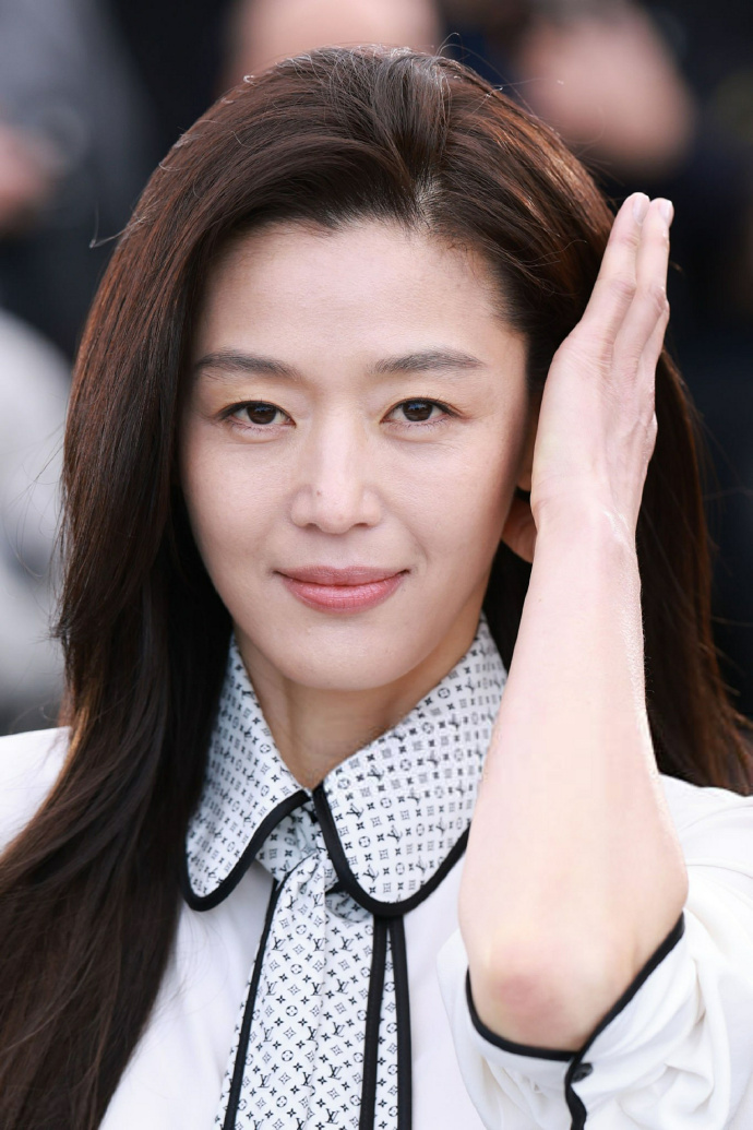 Jeon Ji Hyun đổ bộ Cannes 2026: Bị "ống k&iacute;nh tử thần" b&oacute;c mẽ l&agrave;n da l&atilde;o h&oacute;a, clip cam thường c&oacute; g&acirc;y thất vọng?- Ảnh 4.