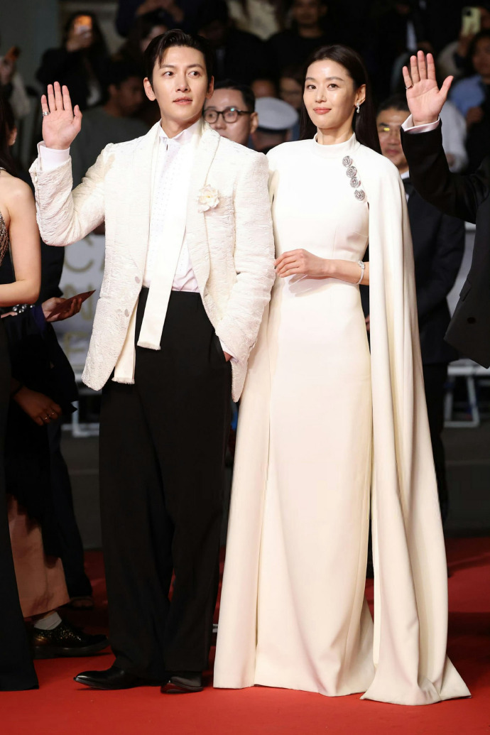Jeon Ji Hyun đổ bộ Cannes 2026: Bị "ống k&iacute;nh tử thần" b&oacute;c mẽ l&agrave;n da l&atilde;o h&oacute;a, clip cam thường c&oacute; g&acirc;y thất vọng?- Ảnh 6.