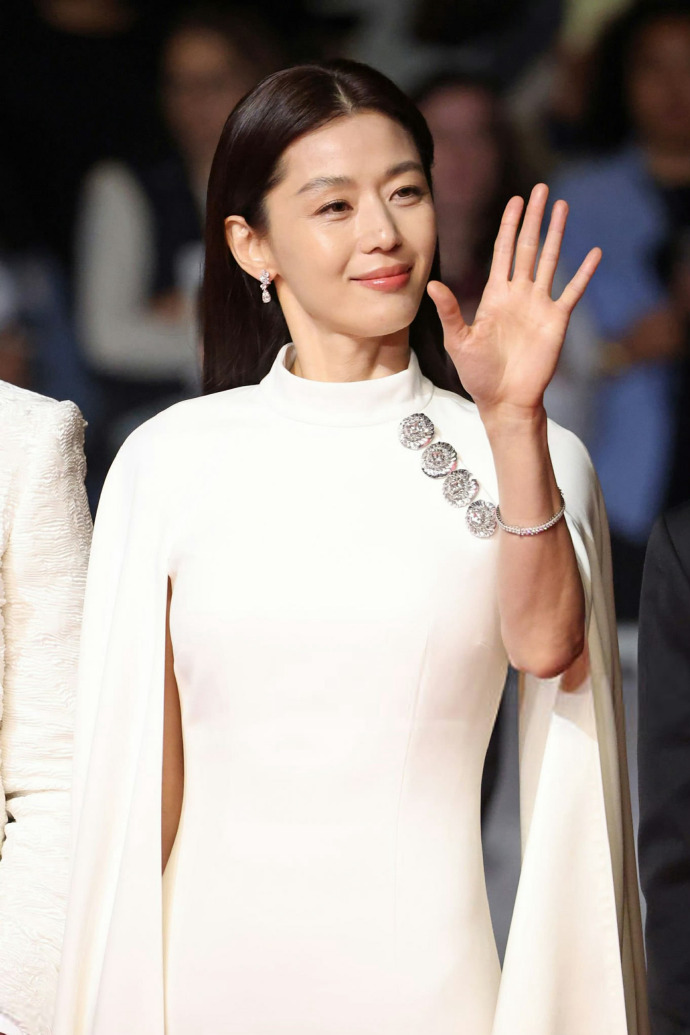 Jeon Ji Hyun đổ bộ Cannes 2026: Bị "ống k&iacute;nh tử thần" b&oacute;c mẽ l&agrave;n da l&atilde;o h&oacute;a, clip cam thường c&oacute; g&acirc;y thất vọng?- Ảnh 7.