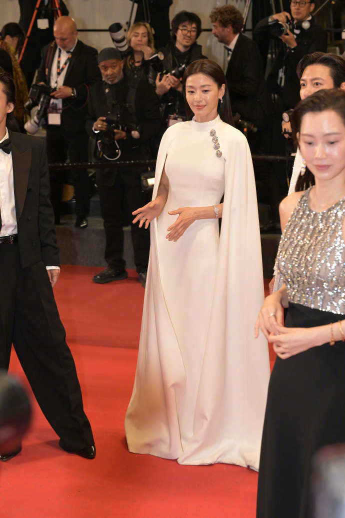 Jeon Ji Hyun đổ bộ Cannes 2026: Bị "ống k&iacute;nh tử thần" b&oacute;c mẽ l&agrave;n da l&atilde;o h&oacute;a, clip cam thường c&oacute; g&acirc;y thất vọng?- Ảnh 10.