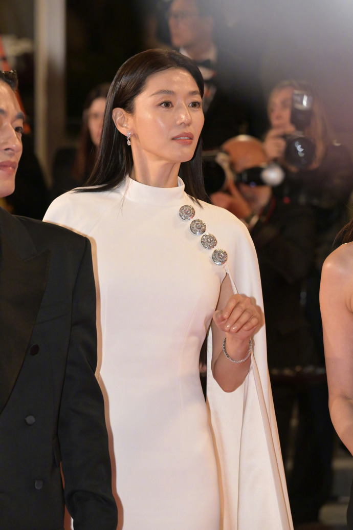 Jeon Ji Hyun đổ bộ Cannes 2026: Bị "ống k&iacute;nh tử thần" b&oacute;c mẽ l&agrave;n da l&atilde;o h&oacute;a, clip cam thường c&oacute; g&acirc;y thất vọng?- Ảnh 9.
