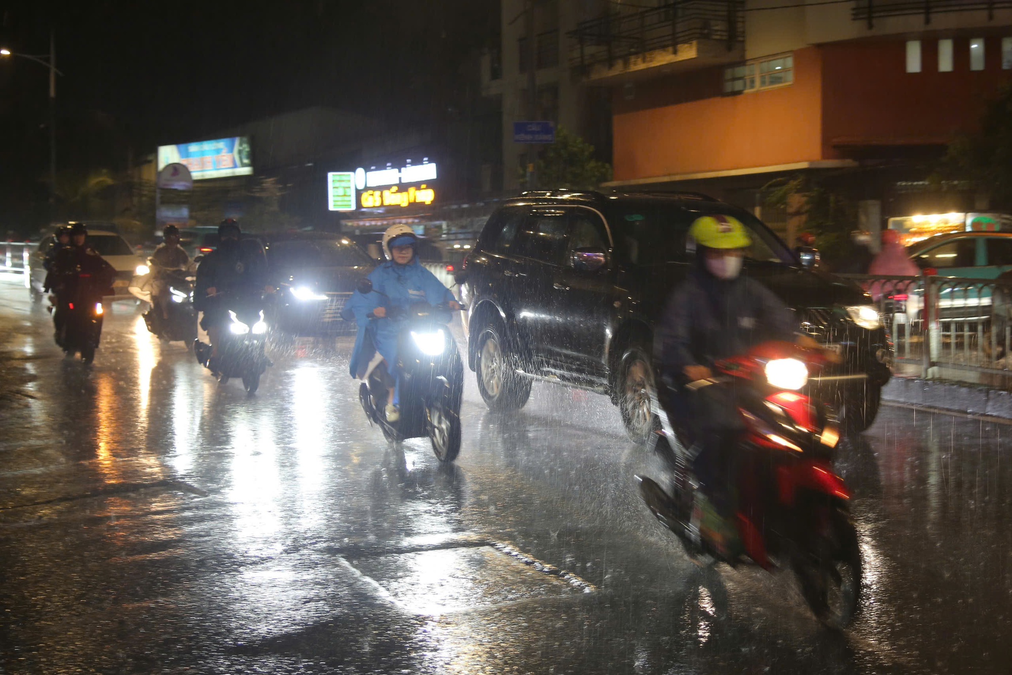 TPHCM: Sấm chớp li&ecirc;n hồi, mưa lớn tr&uacute;t xuống nhiều nơi - Ảnh 1.