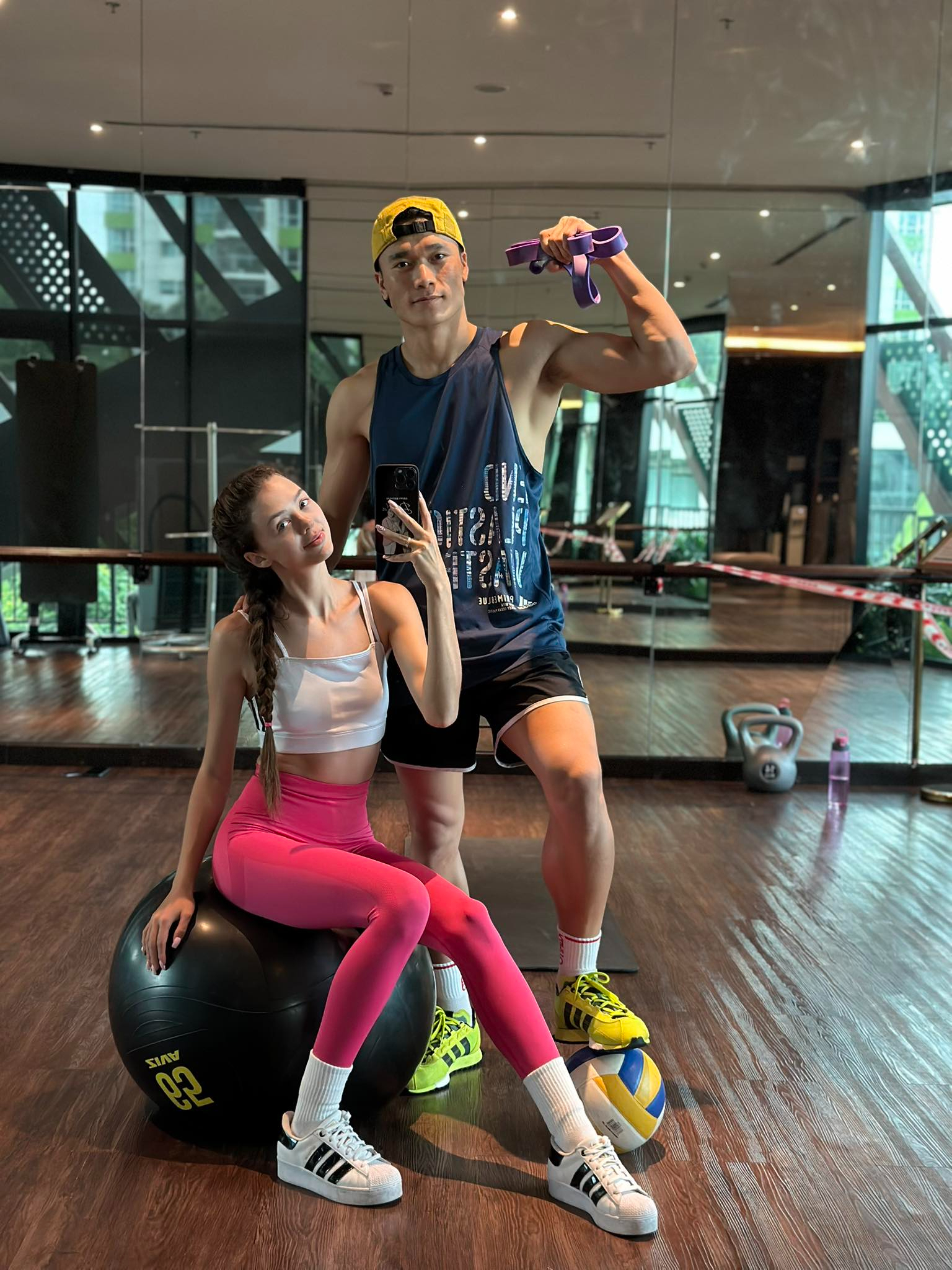 Kiểu hẹn h&ograve; tốn mồ h&ocirc;i của d&agrave;n cầu thủ nổi tiếng v&agrave; vợ: Th&agrave;nh quả xứng đ&aacute;ng!- Ảnh 2.