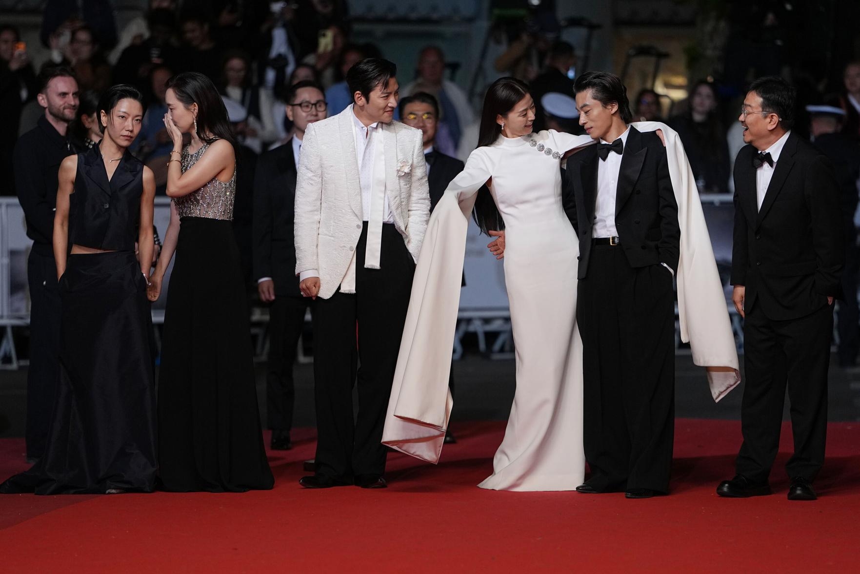 Chiếu nửa đ&ecirc;m m&agrave; phim H&agrave;n n&agrave;y vẫn l&agrave;m Cannes dậy s&oacute;ng: Hay cỡ n&agrave;o m&agrave; vỗ tay 7 ph&uacute;t, nữ ch&iacute;nh sang qu&aacute; trời- Ảnh 2.