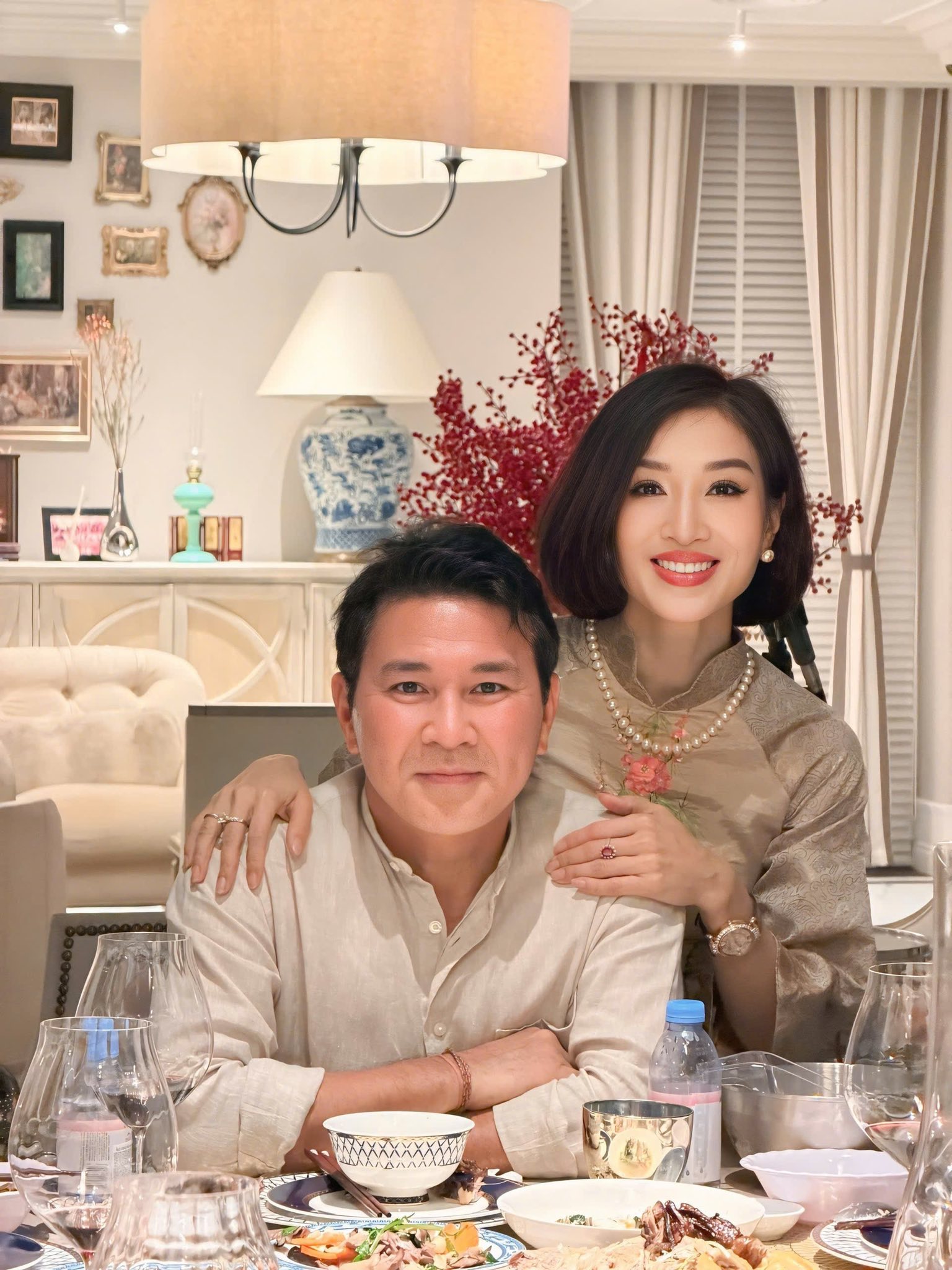 Mỹ nh&acirc;n Việt sinh 2 con trai cho chồng đại gia: 47 tuổi vẫn trẻ đẹp như thiếu nữ, sống đời "nữ ho&agrave;ng" trong biệt thự 200 tỷ- Ảnh 1.