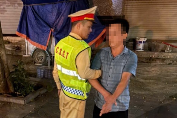 C&ocirc;ng an H&agrave; Nội bắt người đ&agrave;n &ocirc;ng l&agrave;m chuyện mờ &aacute;m tr&ecirc;n đường Dương Nội giữa đ&ecirc;m- Ảnh 1.