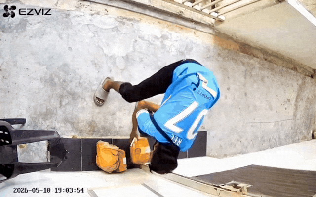 Camera ghi lại h&agrave;nh động g&acirc;y bức x&uacute;c của shipper ngay sau khi x&aacute;c nhận giao h&agrave;ng- Ảnh 3.