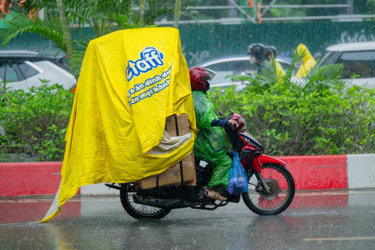 H&agrave; Nội đang nắng gắt bỗng tối sầm, mưa như tr&uacute;t nước giữa trưa khiến người đi đường kh&ocirc;ng kịp trở tay- Ảnh 13.