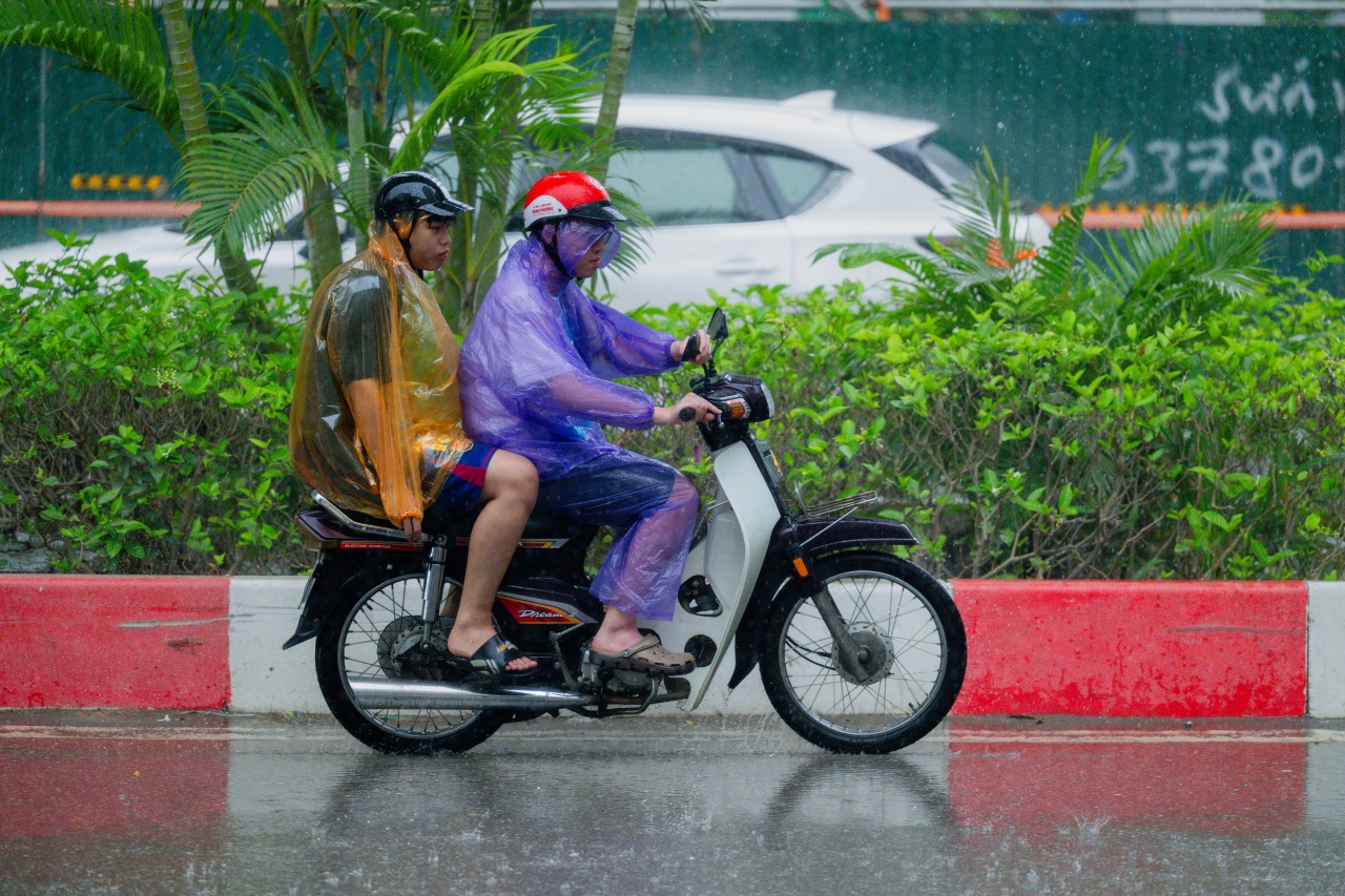 H&agrave; Nội đang nắng gắt bỗng tối sầm, mưa như tr&uacute;t nước giữa trưa khiến người đi đường kh&ocirc;ng kịp trở tay- Ảnh 14.