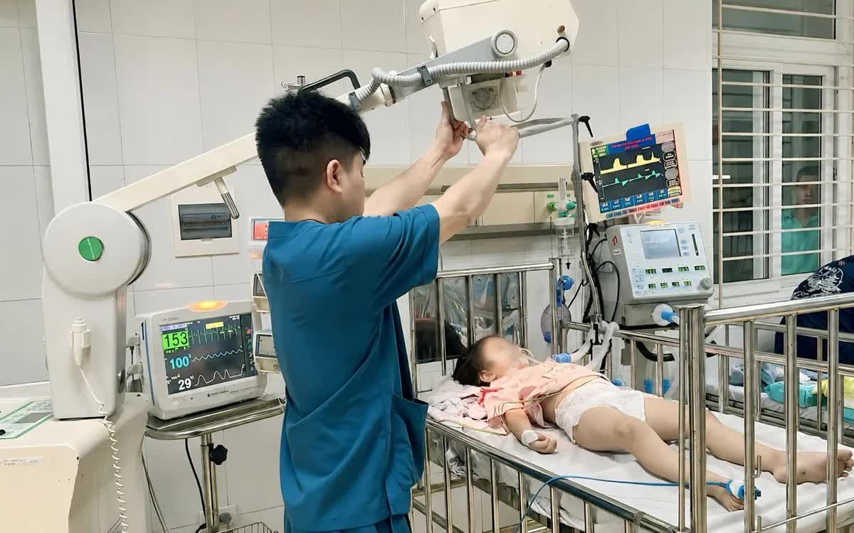 B&eacute; g&aacute;i 3 tuổi nguy kịch v&igrave; mắc kẹt cổ v&agrave;o cổng sắt - Ảnh 1.