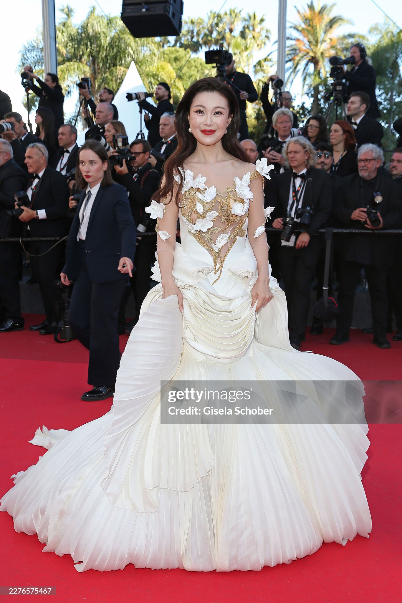Thảm đỏ Cannes ng&agrave;y 5: "Chị đại" Chompoo Araya chiếm trọn spotlight, si&ecirc;u mẫu Nga ngang nhi&ecirc;n hở bạo phạm quy- Ảnh 12.