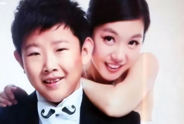 Chụp ảnh cưới, người đ&agrave;n &ocirc;ng 40 tuổi bị nhầm l&agrave; "con của vợ" - Ảnh 4.