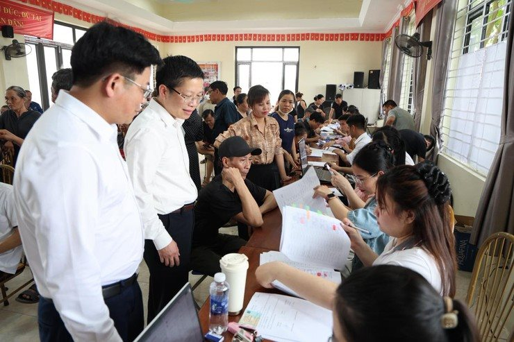 H&agrave;ng trăm hộ d&acirc;n ở một x&atilde; H&agrave; Nội ngồi chật k&iacute;n nh&agrave; văn h&oacute;a nhận tiền đền b&ugrave; đất tại si&ecirc;u dự &aacute;n 925.000 tỷ đồng c&oacute; quy m&ocirc; lớn nhất lịch sử Vingroup- Ảnh 1.