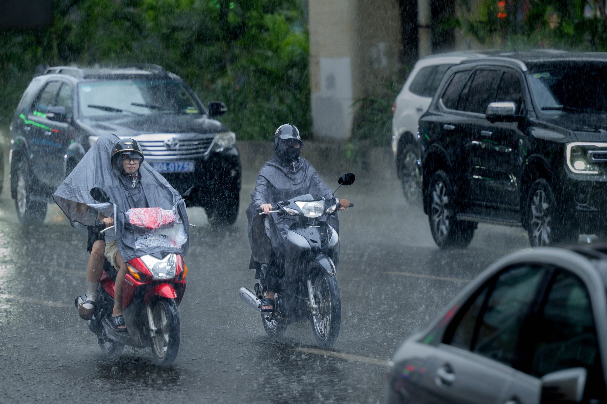 H&agrave; Nội đang nắng gắt bỗng tối sầm, mưa như tr&uacute;t nước giữa trưa khiến người đi đường kh&ocirc;ng kịp trở tay- Ảnh 6.