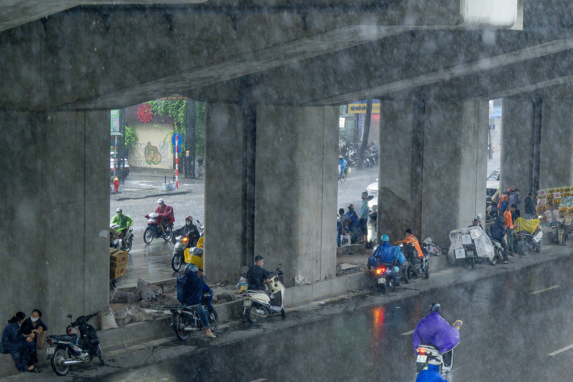 H&agrave; Nội đang nắng gắt bỗng tối sầm, mưa như tr&uacute;t nước giữa trưa khiến người đi đường kh&ocirc;ng kịp trở tay- Ảnh 7.