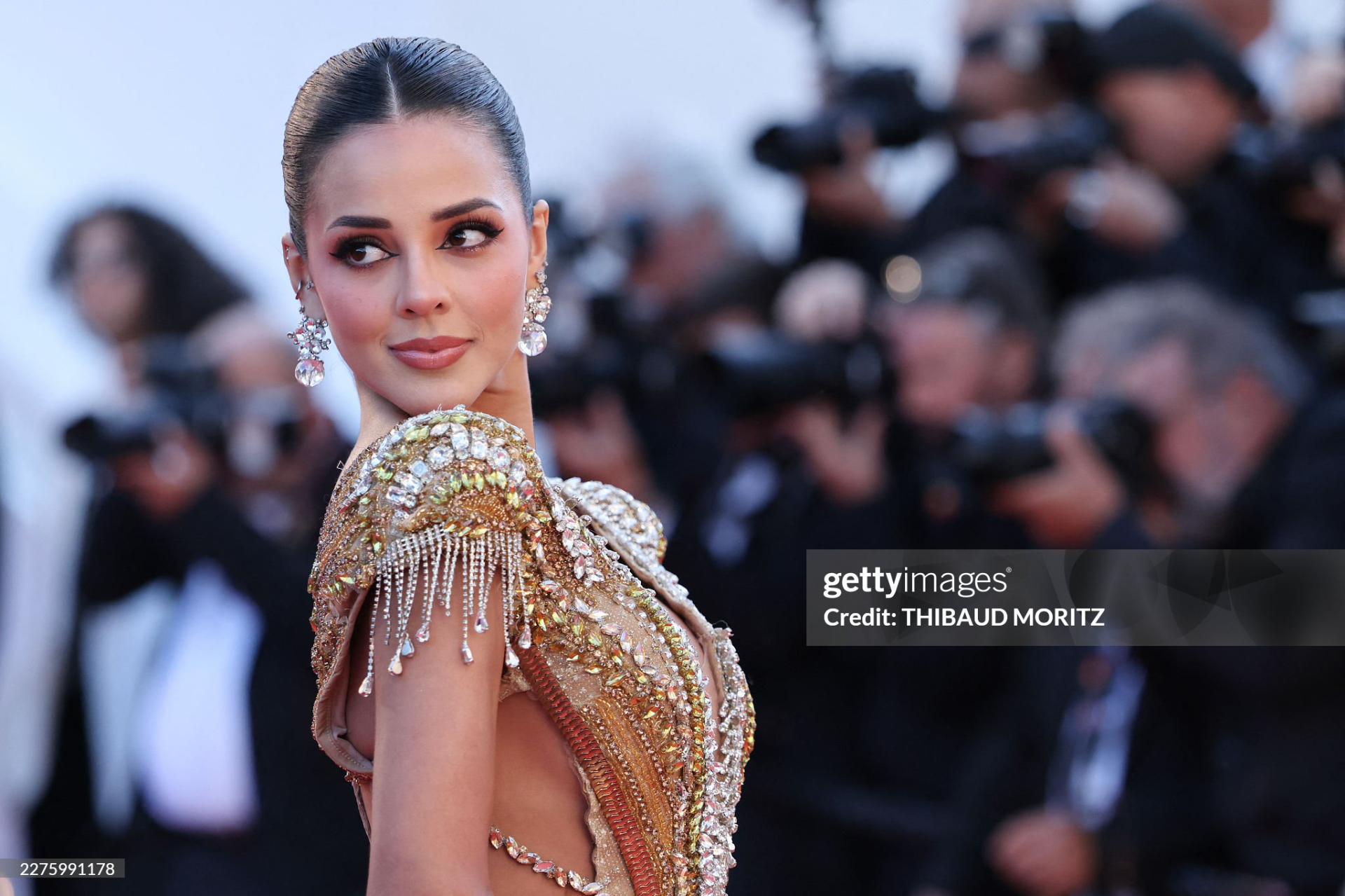 Thảm đỏ Cannes ng&agrave;y 5: "Chị đại" Chompoo Araya chiếm trọn spotlight, si&ecirc;u mẫu Nga ngang nhi&ecirc;n hở bạo phạm quy- Ảnh 20.