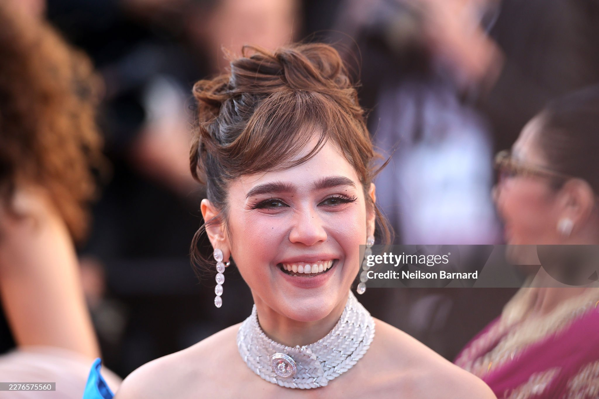 Thảm đỏ Cannes ng&agrave;y 5: "Chị đại" Chompoo Araya chiếm trọn spotlight, si&ecirc;u mẫu Nga ngang nhi&ecirc;n hở bạo phạm quy- Ảnh 3.