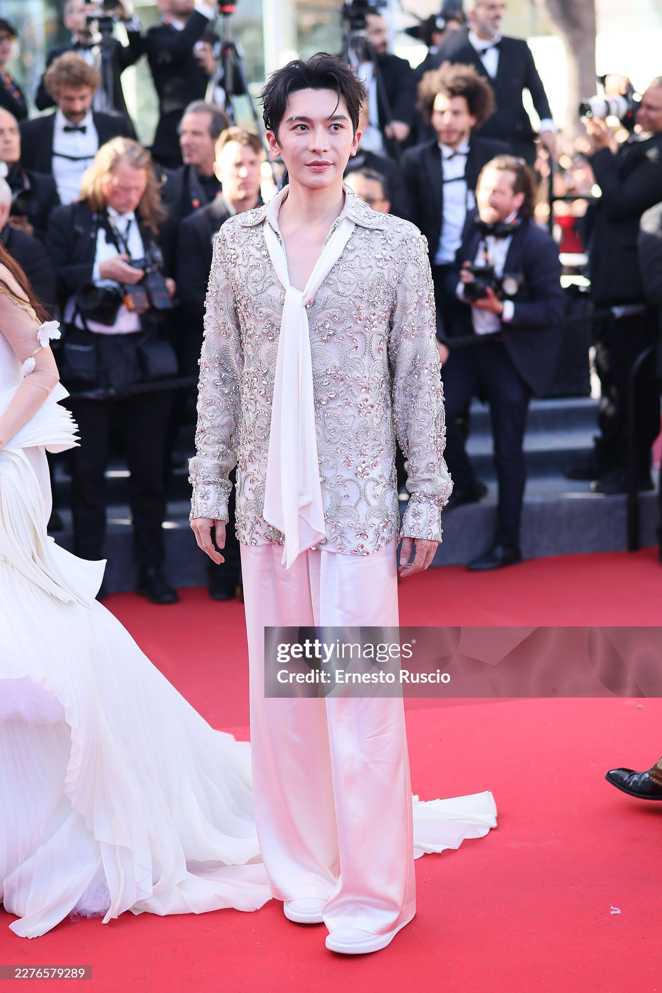 Thảm đỏ Cannes ng&agrave;y 5: "Chị đại" Chompoo Araya chiếm trọn spotlight, si&ecirc;u mẫu Nga ngang nhi&ecirc;n hở bạo phạm quy- Ảnh 13.