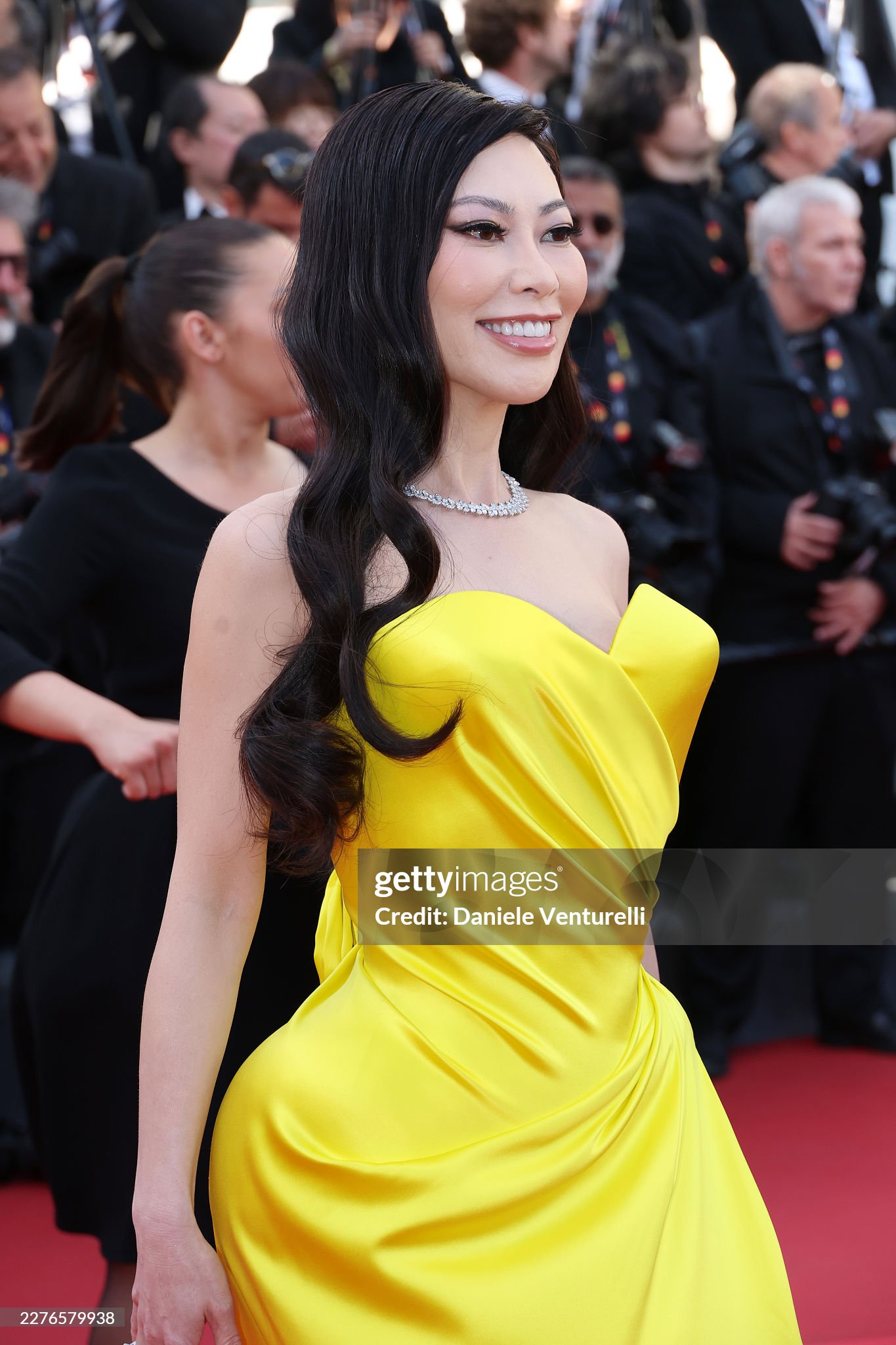 Thảm đỏ Cannes ng&agrave;y 5: "Chị đại" Chompoo Araya chiếm trọn spotlight, si&ecirc;u mẫu Nga ngang nhi&ecirc;n hở bạo phạm quy- Ảnh 24.