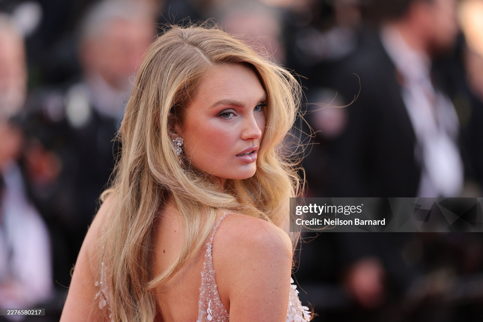 Thảm đỏ Cannes ng&agrave;y 5: "Chị đại" Chompoo Araya chiếm trọn spotlight, si&ecirc;u mẫu Nga ngang nhi&ecirc;n hở bạo phạm quy- Ảnh 8.