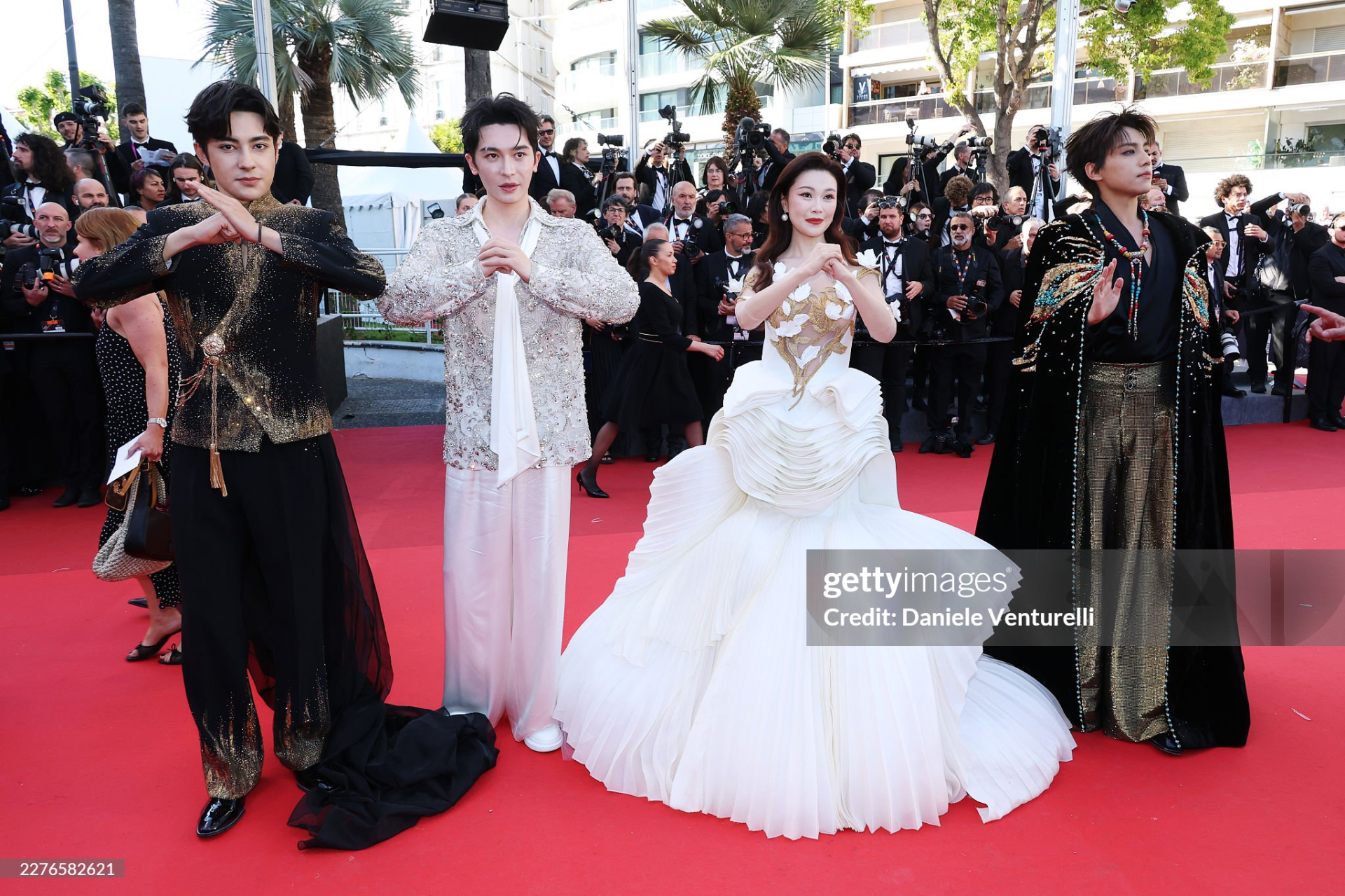 Thảm đỏ Cannes ng&agrave;y 5: "Chị đại" Chompoo Araya chiếm trọn spotlight, si&ecirc;u mẫu Nga ngang nhi&ecirc;n hở bạo phạm quy- Ảnh 11.