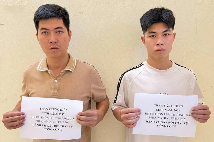 Tạm giữ 2 anh em x&ocirc;ng v&agrave;o qu&aacute;n cắt t&oacute;c h&agrave;nh hung phụ nữ đang &ocirc;m con nhỏ- Ảnh 1.