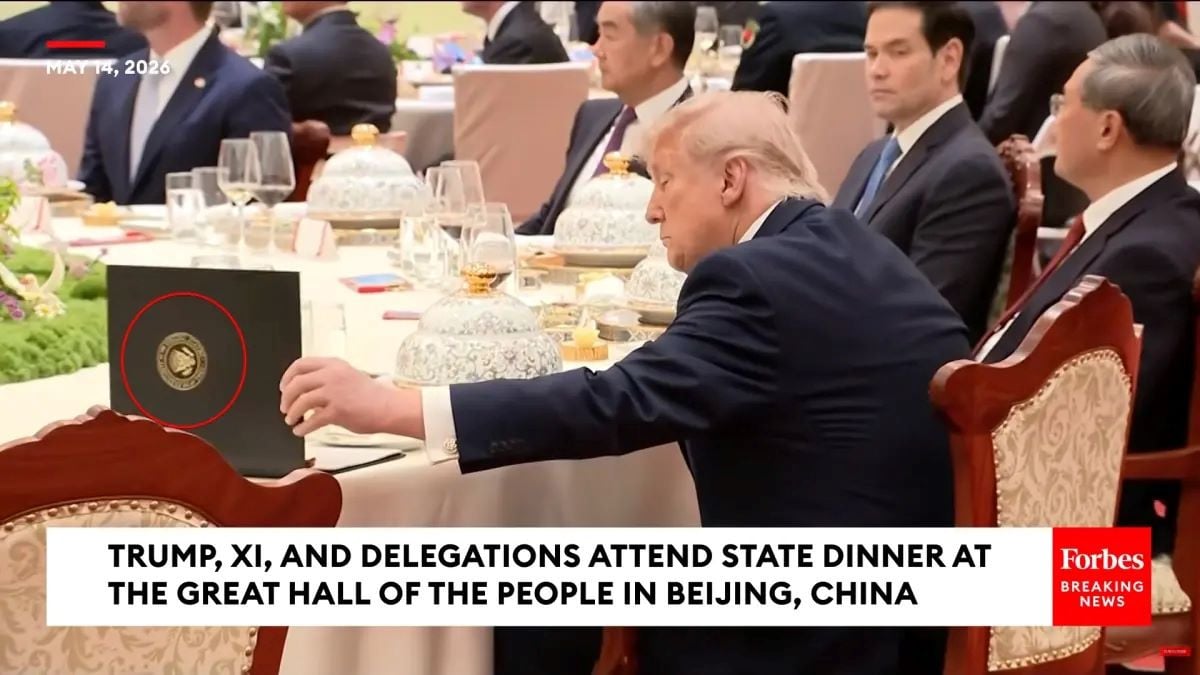 Thực hư clip &ocirc;ng Donald Trump "lật t&agrave;i liệu của &ocirc;ng Tập Cận B&igrave;nh" trong quốc yến - Ảnh 1.