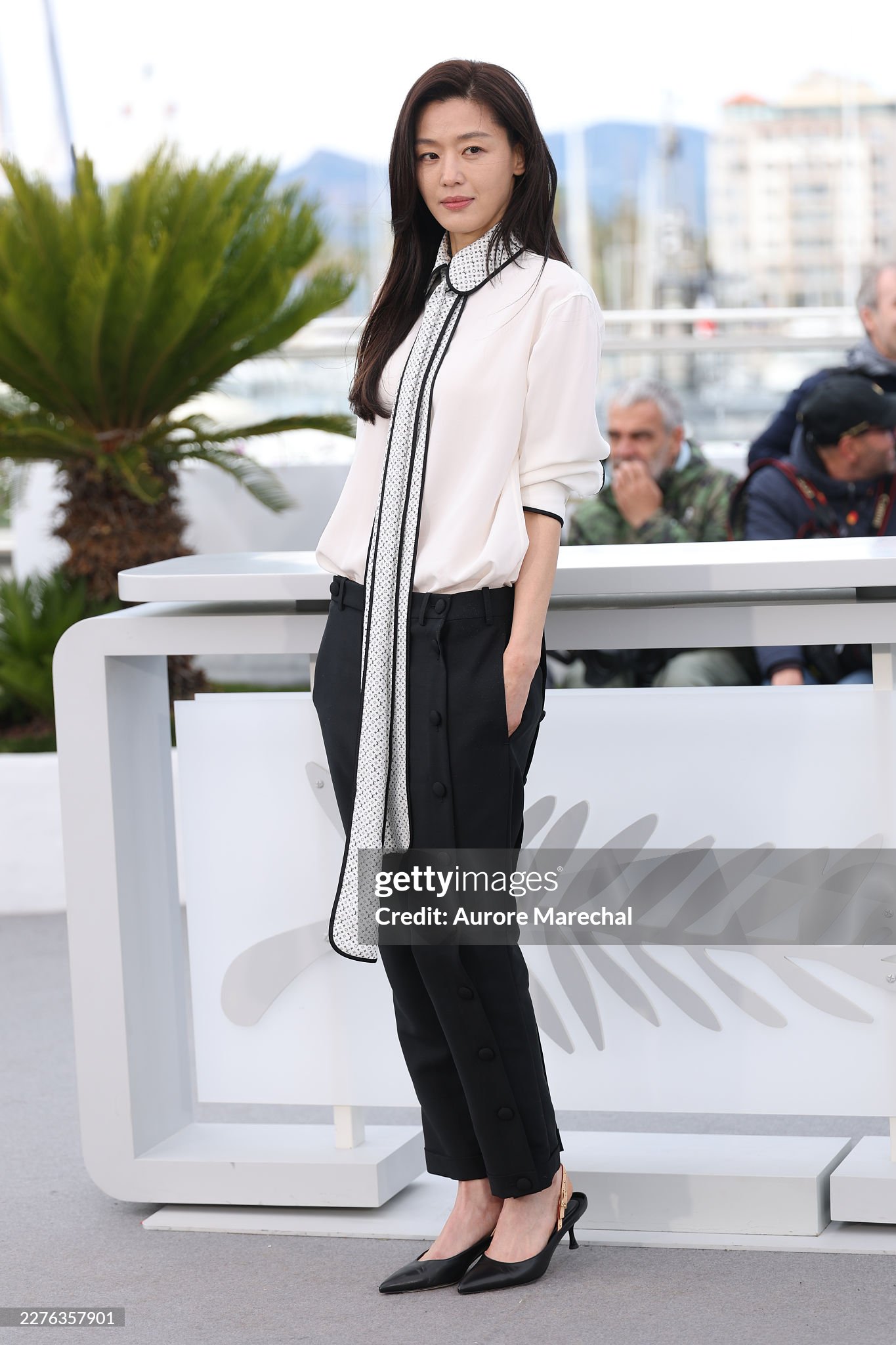 Jeon Ji Hyun đổ bộ Cannes 2026: Bị "ống k&iacute;nh tử thần" b&oacute;c mẽ l&agrave;n da l&atilde;o h&oacute;a, clip cam thường c&oacute; g&acirc;y thất vọng?- Ảnh 1.