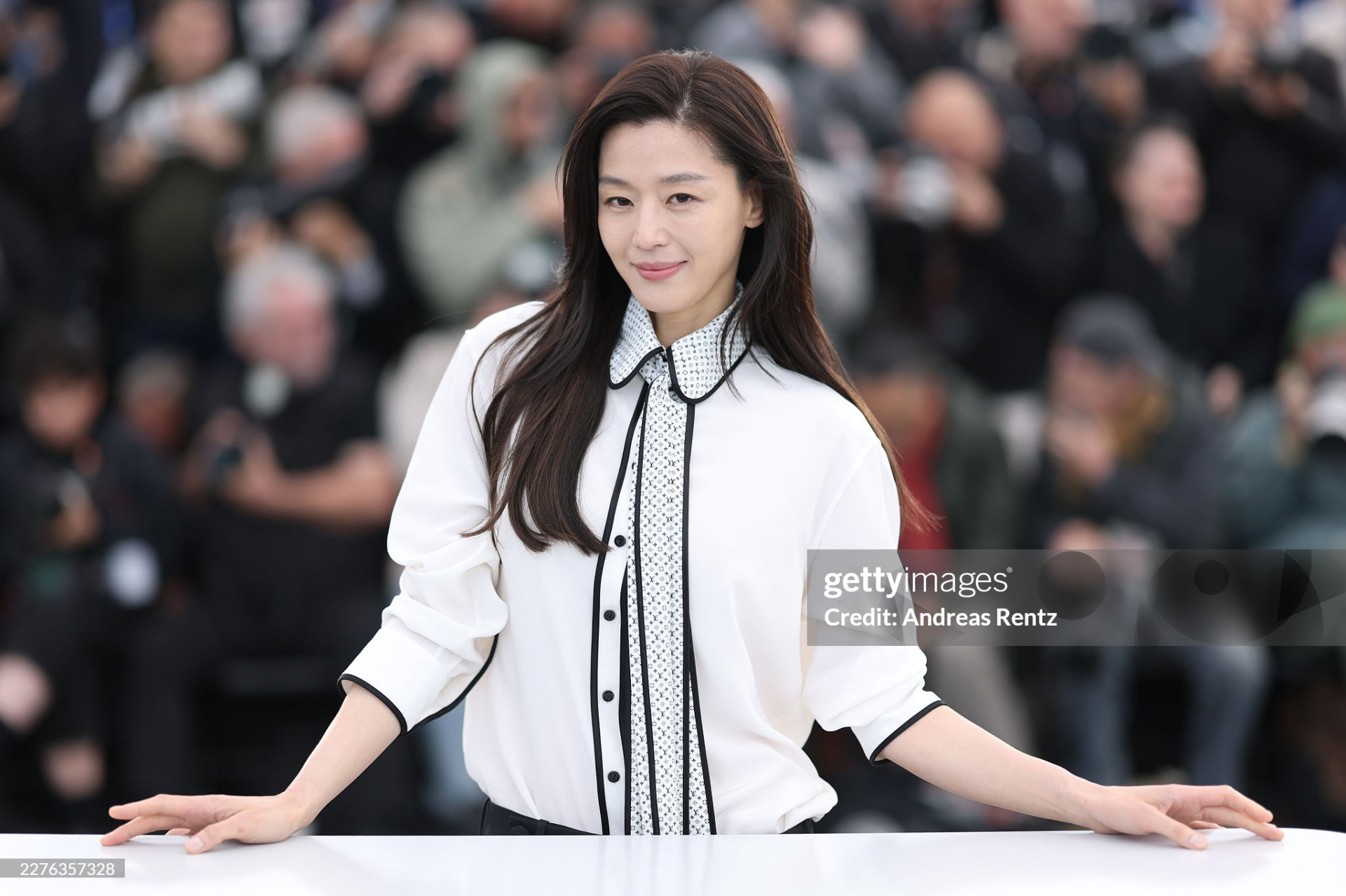 Jeon Ji Hyun đổ bộ Cannes 2026: Bị "ống k&iacute;nh tử thần" b&oacute;c mẽ l&agrave;n da l&atilde;o h&oacute;a, clip cam thường c&oacute; g&acirc;y thất vọng?- Ảnh 2.
