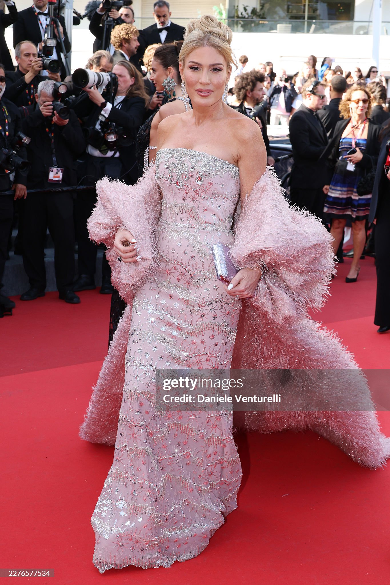 Thảm đỏ Cannes ng&agrave;y 5: "Chị đại" Chompoo Araya chiếm trọn spotlight, si&ecirc;u mẫu Nga ngang nhi&ecirc;n hở bạo phạm quy- Ảnh 34.
