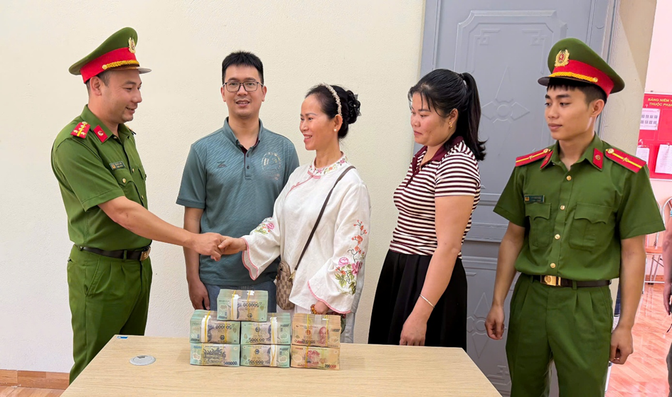 C&ocirc;ng an điều tra giao dịch 2.9 tỷ đồng gửi tới t&agrave;i khoản của Lường Thị Loan SN 1989: Một người phụ nữ c&aacute;ch 1.800km được mời đến l&agrave;m việc- Ảnh 1.
