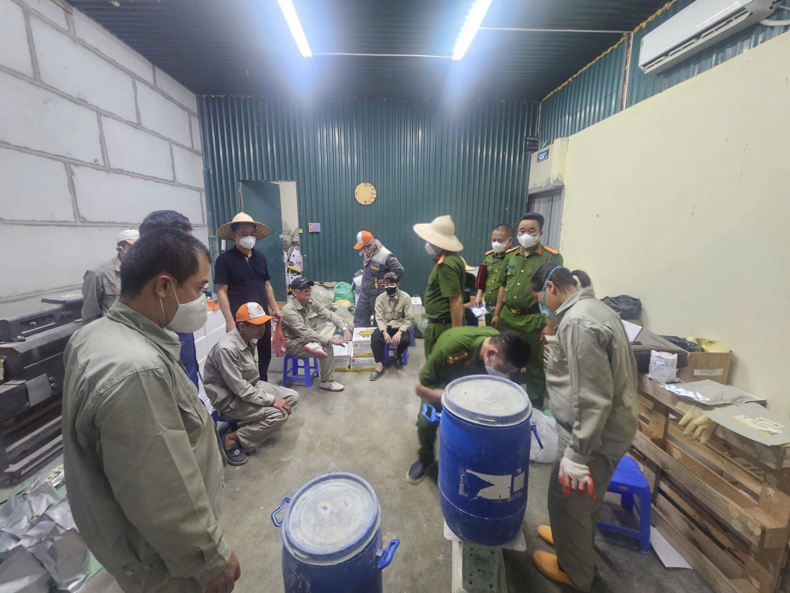 Kh&aacute;m x&eacute;t khẩn cấp nơi l&agrave;m việc của Nguyễn Thanh B&igrave;nh, thu giữ 180 bao ho&aacute; chất ghi chữ "Toxic 6"- Ảnh 1.